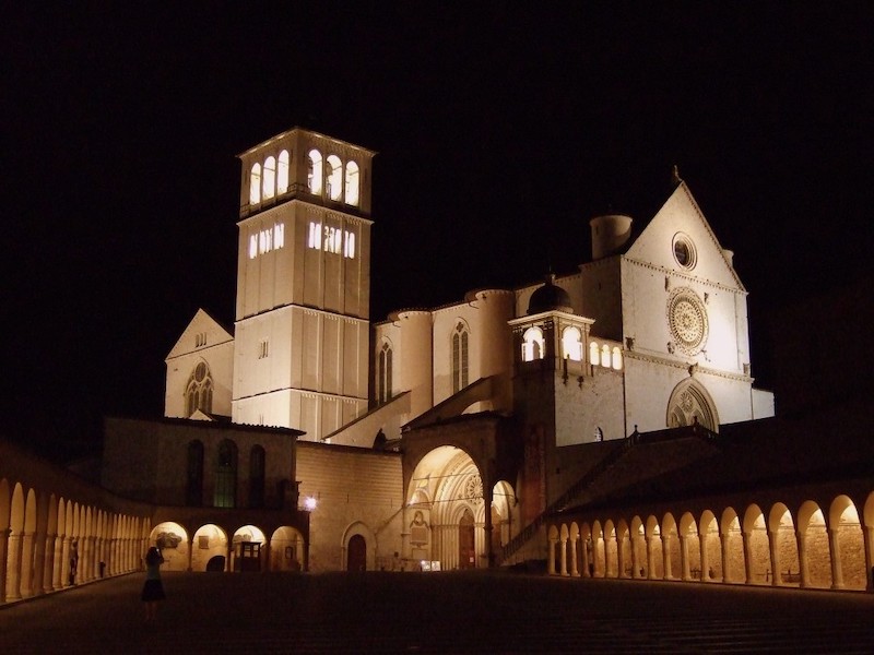 Basílica de São Francisco em Assis iluminada à noite