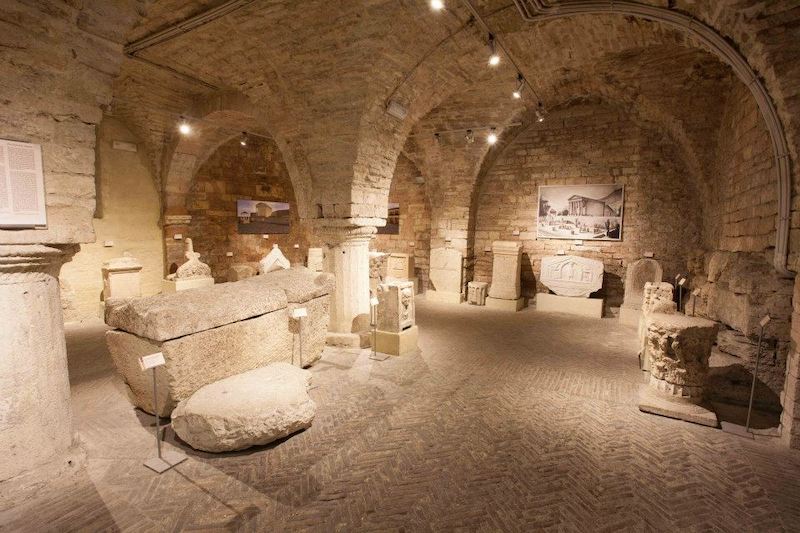 Exposição no Museu Arqueológico e Fórum Romano em Assis