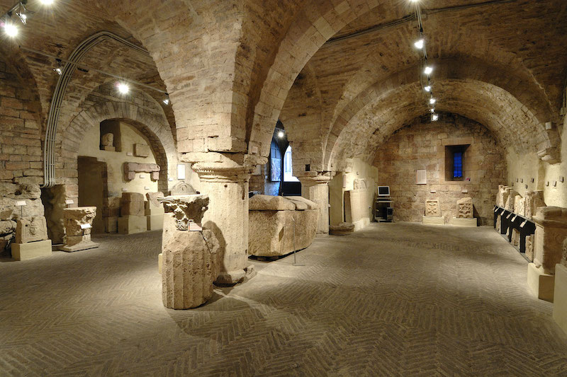 Interior do Museu Arqueológico e Fórum Romano em Assis