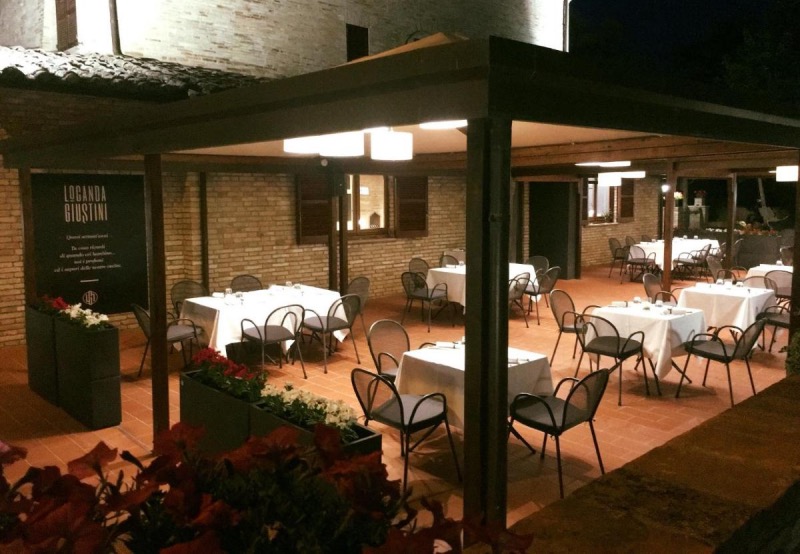 Restaurante Locanda Giustini em Assis à noite