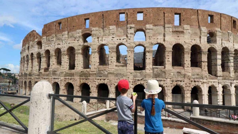 Crianças observando o Coliseu de Roma