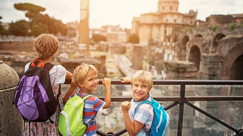 Crianças apreciando Roma
