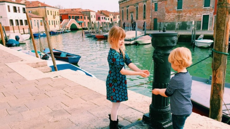 Crianças lavando as mãos em Veneza