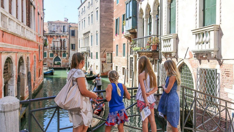 Crianças observando o canal de Veneza