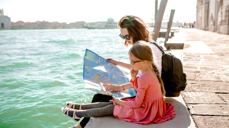 Mãe e criança olhando um mapa em Veneza