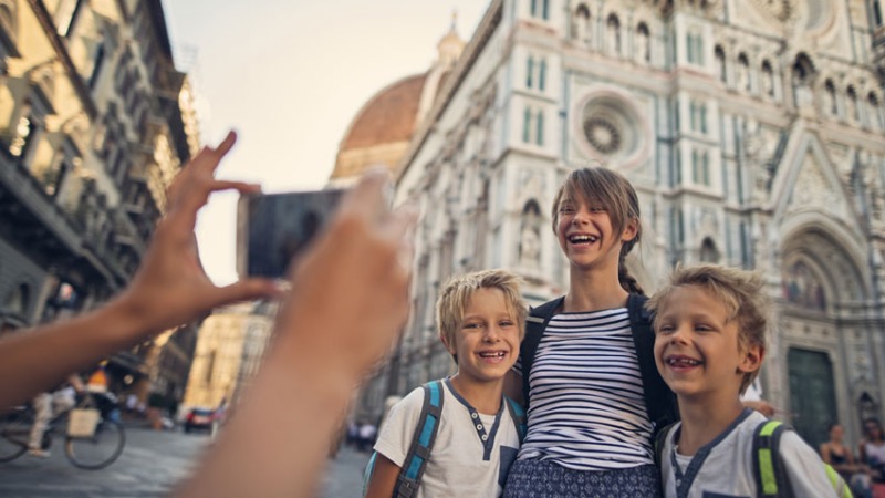 Crianças tirando foto em Florença