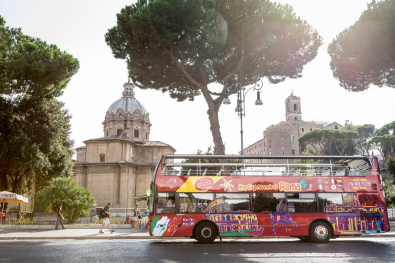 Ônibus turístico em Roma