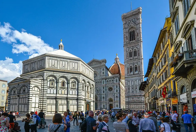 Visitantes na Piazza del Duomo em Florença