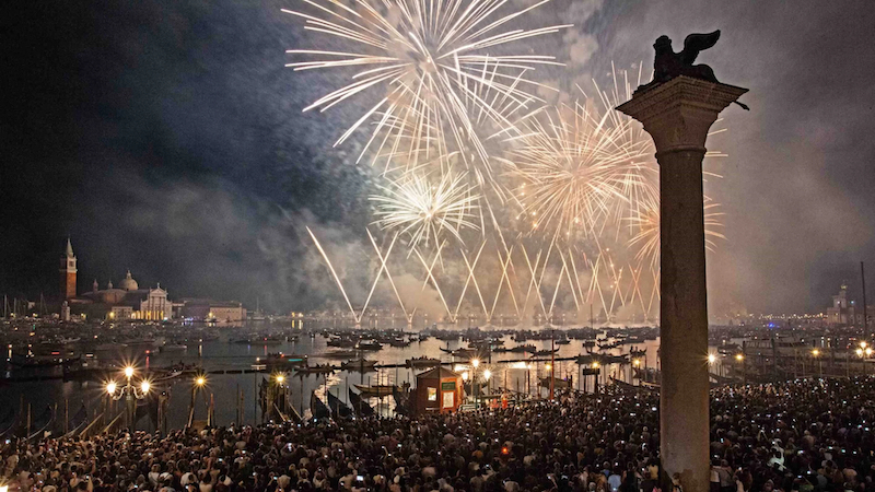 Pessoas assistindo ao show de fogos de artifício na Festa do Redentor em Veneza