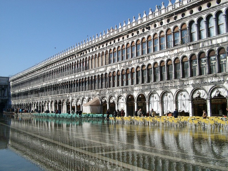 Acqua alta no Procuratie Vecchie em Veneza