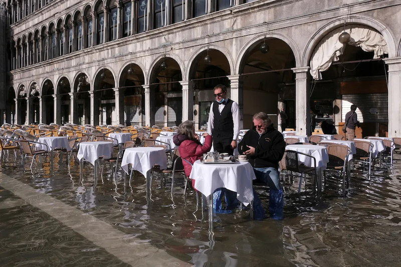 Restaurante durante a acqua alta em Veneza