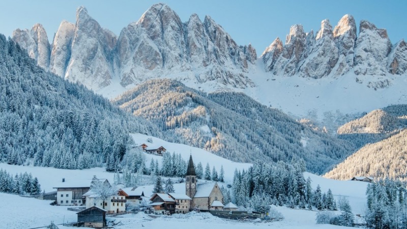 Dolomitas nos Alpes Italianos no inverno