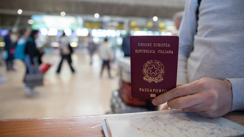 Apresentando o passaporte italiano no aeroporto