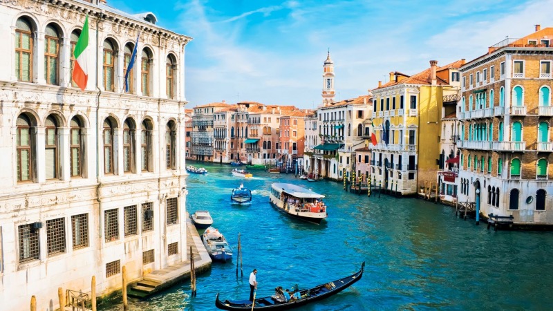 Construções e gôndolas no Grande Canal em Veneza