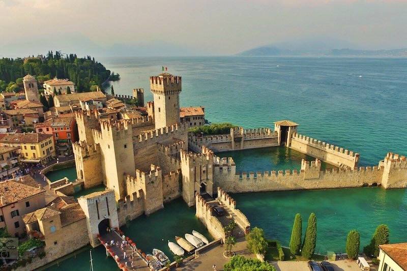 Castelo Scaligero em Sirmione no Lago de Garda
